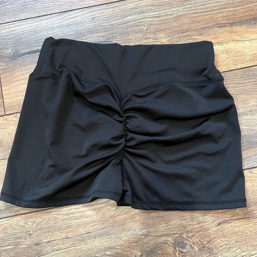 Scrunch butt shorts, size large